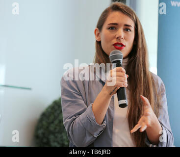 CANNES, Francia - 18 Maggio: Ninja Thyberg assiste e piazzole pres durante il Film i gran premi annuali a pranzo durante la 72a Cannes Film Festival (Cr Foto Stock