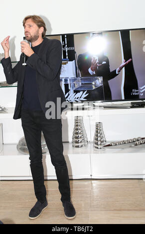 CANNES, Francia - 18 Maggio: Ruben Östlund assiste e piazzole pres durante il Film i gran premi annuali a pranzo durante la 72a Cannes Film Festival (Cr Foto Stock