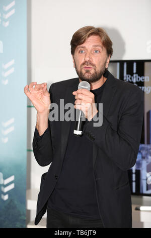 CANNES, Francia - 18 Maggio: Ruben Östlund assiste e piazzole pres durante il Film i gran premi annuali a pranzo durante la 72a Cannes Film Festival (Cr Foto Stock