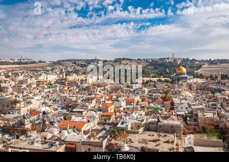 Vista della Città Vecchia di Gerusalemme dall'interno della città Foto Stock