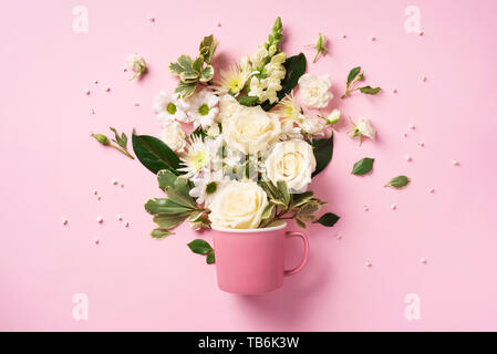 Layout creativo fatto di caffè o tè con fiori di colore rosa. Fla Foto Stock