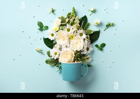 Layout creativo fatto di caffè o tè con fiori di colore rosa. Fla Foto Stock