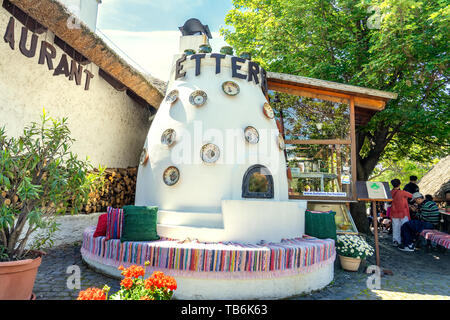 Tihany, Ungheria - 25.05.2018: tradizionale forno esterno in Tuzker Firegarden ristorante a Tihany Ungheria sul Lago Balaton Foto Stock