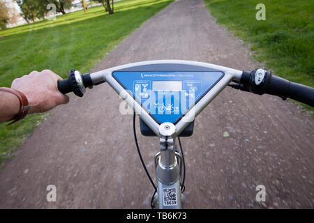 In sella ad una bicicletta a noleggio, Ford-Pass-bike, DB chiamata una bici, Colonia, Germania. Fahrt auf einem Mietfahrrad, Fordpass-Bike, DB chiamata una bici, Koeln, Deutsch Foto Stock