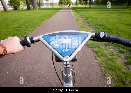 In sella ad una bicicletta a noleggio, Ford-Pass-bike, DB chiamata una bici, Colonia, Germania. Fahrt auf einem Mietfahrrad, Fordpass-Bike, DB chiamata una bici, Koeln, Deutsch Foto Stock