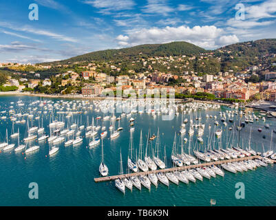 Vista aerea di piccoli yacht e barche da pesca nella cittadina di Lerici, situato in provincia di La Spezia in Liguria, parte della Riviera Italiana, Italia. Foto Stock
