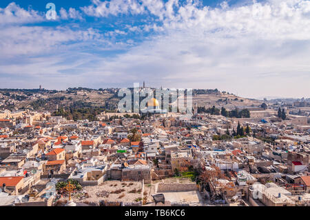 Vista della Città Vecchia di Gerusalemme dall'interno della città Foto Stock