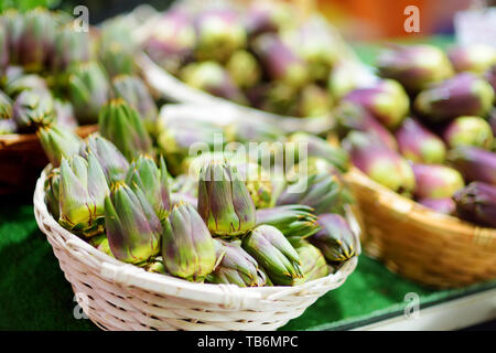 Assortiti carciofi organico venduto su un mercato in Genova, liguria, Italy Foto Stock