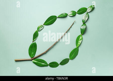 Layout creativi. Ecologia logo. Organici di foglia verde fatto di foglie. Lay piatto. Eco Friendly del pianeta e per uno sviluppo sostenibile per l'ambiente concetto. Pensare verde, mangiare Foto Stock