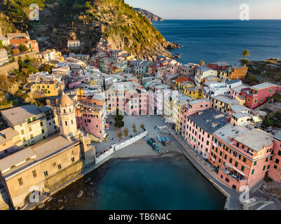 Vista aerea di Vernazza, uno dei cinque secoli-vecchi borghi delle Cinque Terre, situato sul robusto costa nord-occidentale della Riviera Ligure, Liguria, Italia. Foto Stock