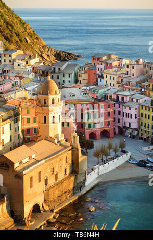 Case colorate e piccolo porticciolo di Vernazza, uno dei cinque secoli-vecchi borghi delle Cinque Terre, situato sul robusto costa nordoccidentale dell'Italiano Ri Foto Stock