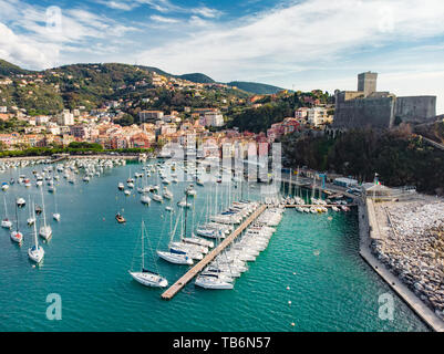Vista aerea di piccoli yacht e barche da pesca nella cittadina di Lerici, situato in provincia di La Spezia in Liguria, parte della Riviera Italiana, Italia. Foto Stock
