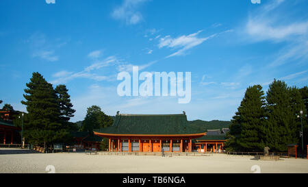 Un groundskeeper da passeggiate Heian Jingu di Kagura-den (tradizionali shinto musica e sala da ballo), visto dal cortile su una sera d'estate. Foto Stock