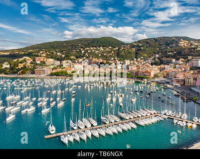 Vista aerea di piccoli yacht e barche da pesca nella cittadina di Lerici, situato in provincia di La Spezia in Liguria, parte della Riviera Italiana, Italia. Foto Stock