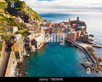 Vista aerea di Vernazza, uno dei cinque secoli-vecchi borghi delle Cinque Terre, situato sul robusto costa nord-occidentale della Riviera Ligure, Liguria, Italia. Foto Stock