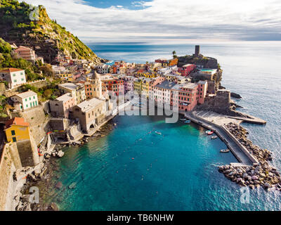 Vista aerea di Vernazza, uno dei cinque secoli-vecchi borghi delle Cinque Terre, situato sul robusto costa nord-occidentale della Riviera Ligure, Liguria, Italia. Foto Stock