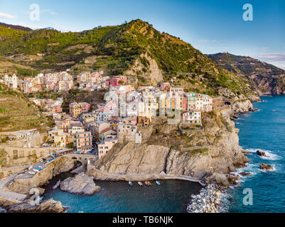 Vista aerea di Manarola, la seconda più piccola delle famose Cinque Terre, una delle più affascinanti e romantiche dei paesini delle Cinque Terre, Lig Foto Stock