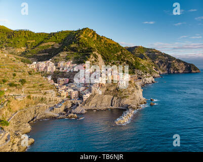 Vista aerea di Manarola, la seconda più piccola delle famose Cinque Terre, una delle più affascinanti e romantiche dei paesini delle Cinque Terre, Lig Foto Stock