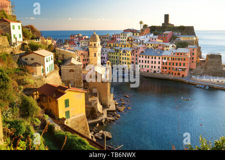 Case colorate e piccolo porticciolo di Vernazza, uno dei cinque secoli-vecchi borghi delle Cinque Terre, situato sul robusto costa nordoccidentale dell'Italiano Ri Foto Stock