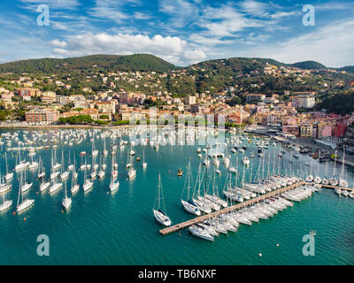 Vista aerea di piccoli yacht e barche da pesca nella cittadina di Lerici, situato in provincia di La Spezia in Liguria, parte della Riviera Italiana, Italia. Foto Stock