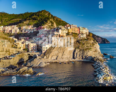 Vista aerea di Manarola, la seconda più piccola delle famose Cinque Terre, una delle più affascinanti e romantiche dei paesini delle Cinque Terre, Lig Foto Stock