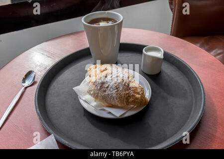 L'unica altra cosa di cui avete bisogno con il tuo croissant è una tazza grande di caffè Foto Stock