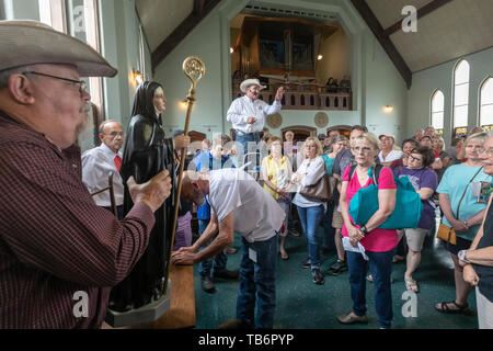 Fort Smith, Arkansas - Articoli Religiosi e gli oggetti della vita quotidiana sono stati svenduti al Santa Scolastica monastero. Il monastero è il ridimensionamento di un molto Foto Stock