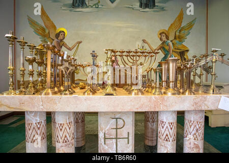 Fort Smith, Arkansas - Articoli Religiosi e gli oggetti della vita quotidiana sono stati svenduti al Santa Scolastica monastero. Portacandele sono state visualizzate sul al Foto Stock