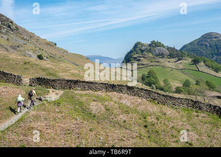 Nella vista di Borrowdale Valley, Cumbira, Parco Nazionale del Distretto dei Laghi UK che forma parte del Allerdale Ramble, con castello roccioso in background Foto Stock