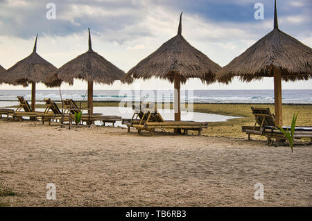 GILI AIR, Bali, Indonesia - febbraio circa, 2019. bamboo house sulla sabbiosa spiaggia paradiso sul posto Foto Stock