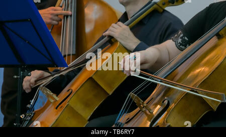 Donna e uomo violoncello Foto Stock