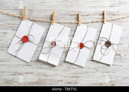 White classic buste appeso alla corda di spago Foto Stock