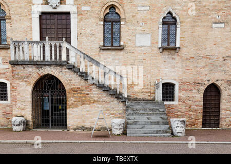 Portogruaro, Veneto Italia - 22 Maggio 2019: Municipio facciata in piazza della Repubblica, Portogruaro, Veneto Foto Stock