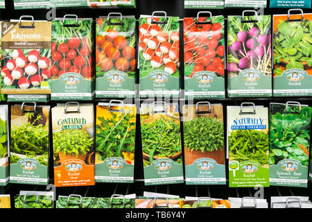 Un espositore a rastrelliera di pacchetti del signor Fothergill di sementi di ortaggi per la vendita in un garden center shop. Foto Stock