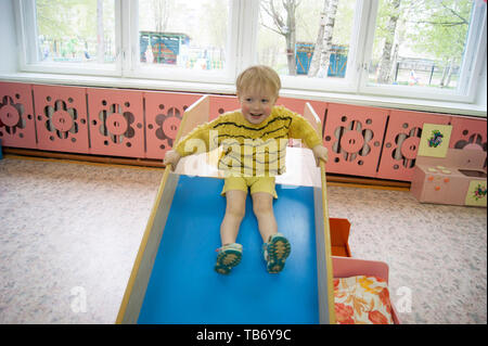 La Russia Novodvinsk Maggio 2019 - Kindergarten 24 - bere tè e giochi nella scuola materna gruppo dopo il tema matinée nella scuola materna, dove eva Foto Stock