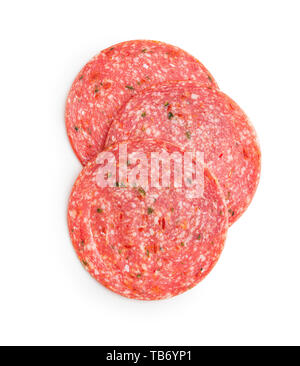 Salumi affumicati le fette di salsiccia con spezie peperoncino isolati su sfondo bianco. Foto Stock