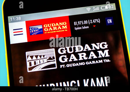 Berdyansk, Ucraina - 10 Maggio 2019: Editoriale illustrativa di Gudang Garam website homepage. Gudang Garam logo visibile sullo schermo del telefono Foto Stock