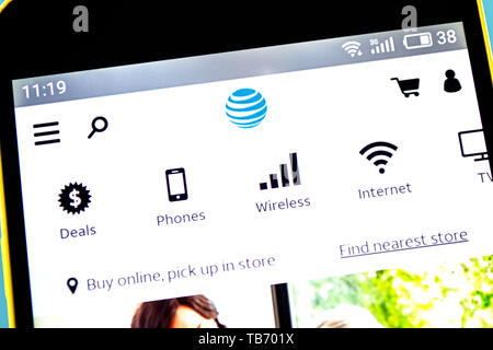 Berdyansk, Ucraina - 10 Maggio 2019: ATT website homepage. Logo ATT visibile sullo schermo del telefono Foto Stock