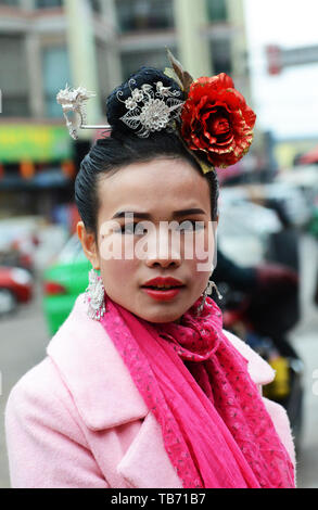 Ritratto di una bella ragazza Miao presi in Guizhou, Cina Foto Stock