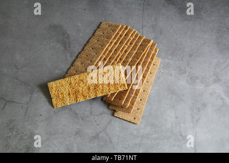 Sottili fette biscottate da farina di segala. Nutrizione dietetiche. Close-up. Foto Stock