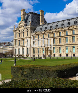Parigi / Francia - 04 Aprile 2019: In un meraviglioso giardino delle Tuileries del Louvre a molla. Foto Stock