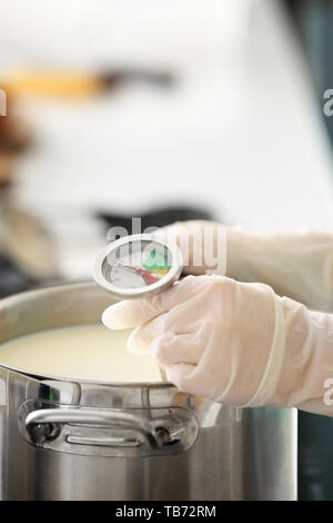 Donna preparando gustosi formaggi in cucina, primo piano Foto Stock