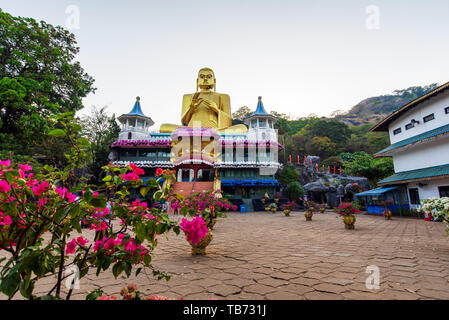 Dambulla, Sri Lanka - Marzo 30, 2019: tempio dorato con la grande statua del Buddha nei pressi di Dambulla tempio nella grotta complesso in Sri Lanka Foto Stock