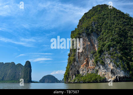 Impressionante giorno orario estate paesaggio con rocce in acqua vicino all isola di James Bond, Thailandia. Foto Stock