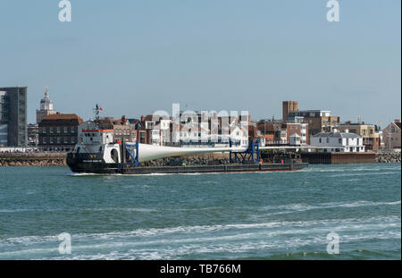 Portsmouth, Inghilterra, Regno Unito. Un ponte nave da carico con una grande turbina eolica a bordo di lama. La mtb Blade Runner due. Foto Stock
