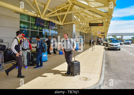 Orlando, Florida. Marzo 01, 2019. Persone che arrivano in un aeroporto e controllo bagagli all'Aeroporto Internazionale di Orlando. Foto Stock