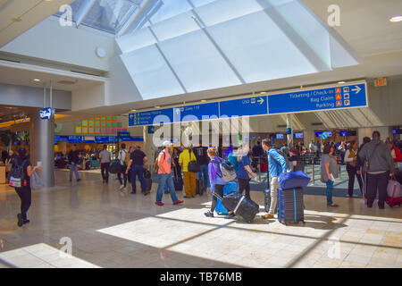 Orlando, Florida. Marzo 01, 2019. La gente a piedi con i bagagli per diversi terminali all'Aeroporto Internazionale di Orlando. Foto Stock