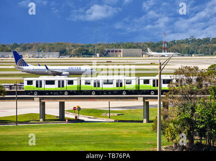 Orlando, Florida. Marzo 01, 2019. Roll onroll off-treni e aerei a Orlando International Airport . Foto Stock