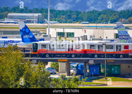 Orlando, Florida. Marzo 01, 2019. Roll onroll off-treno e vista parziale degli aeromobili all'Aeroporto Internazionale di Orlando (2) Foto Stock