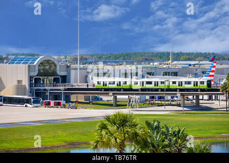 Orlando, Florida. Marzo 01, 2019. Roll onroll off-treno e vista parziale degli aeromobili all'Aeroporto Internazionale di Orlando (2) Foto Stock